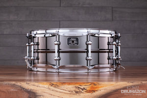 LUDWIG 14 X 5.5 UNIVERSAL BRASS SNARE DRUM, CHROME FITTINGS