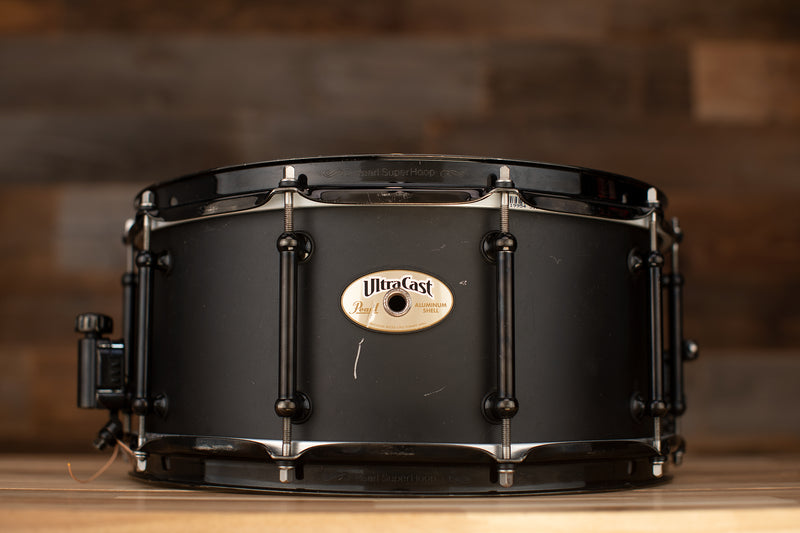 PEARL 14 X 6.5 ULTRACAST CAST FORMED ALUMINIUM SNARE DRUM, BLACK LACQUERED, (PRE-LOVED)